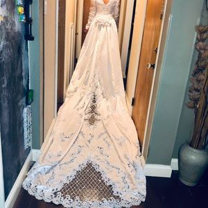 Vintage wedding dress! Beautiful!